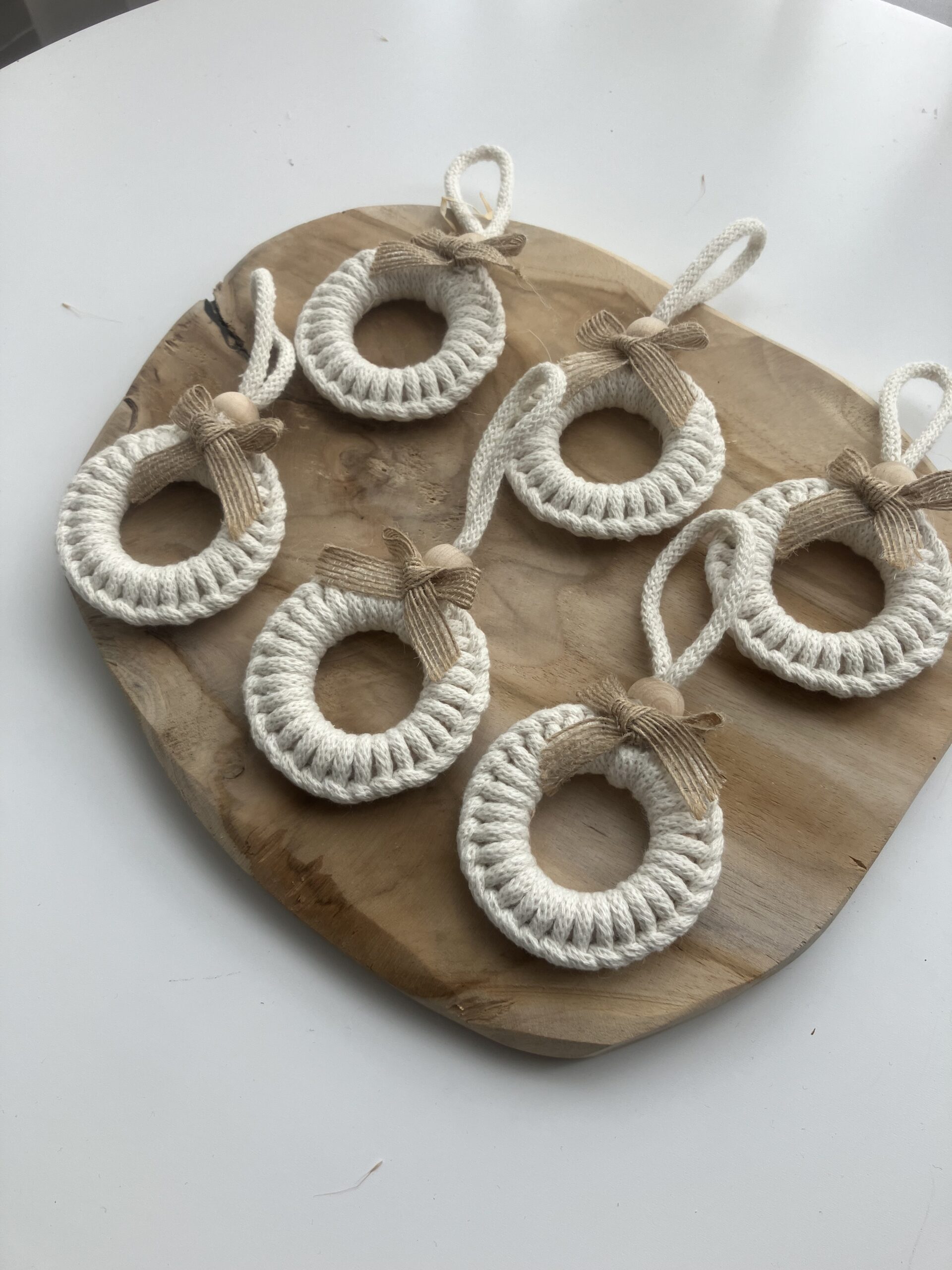 6 makramowych ozdób zapakowanych w ekologiczne pudełko – gotowy prezent na święta.