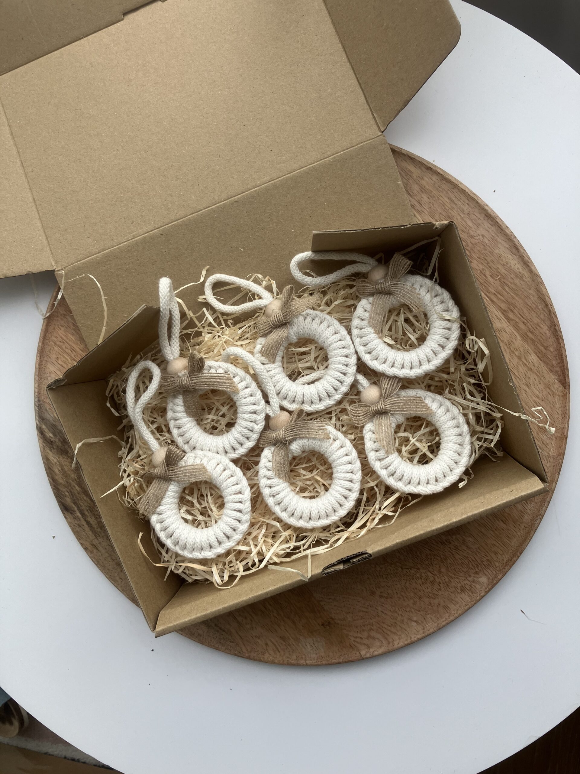 Zbliżenie ręcznie wykonanej makramowej ozdoby z koralikami i wstążką – dekoracja handmade.