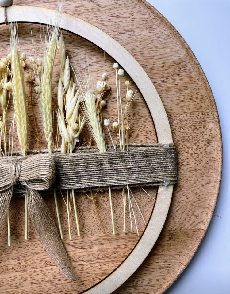 Boho wianek z suszonych traw i zbóż na drewnianej obręczy, rękodzieło w stylu slow life