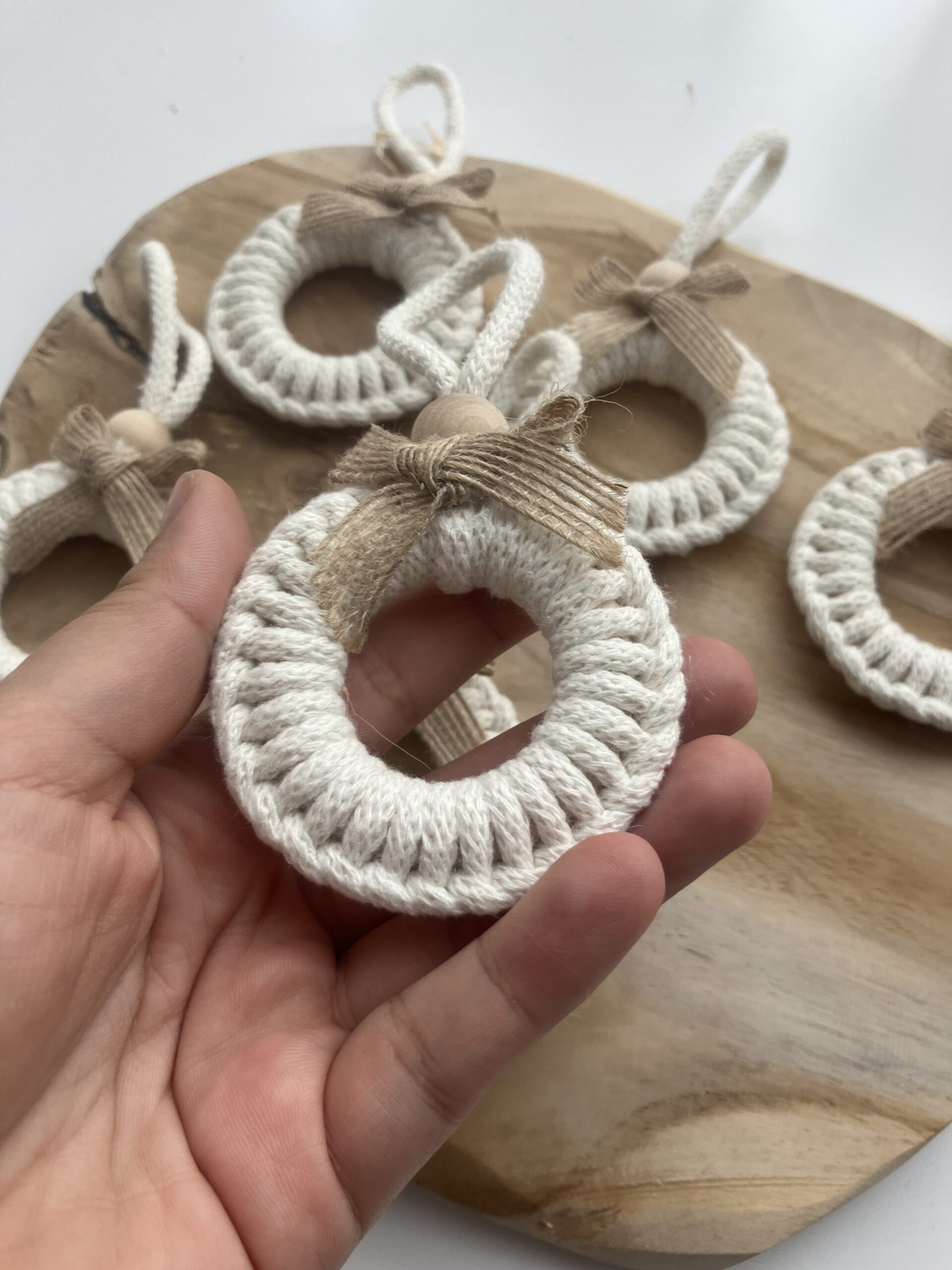 Ręcznie robione dekoracje świąteczne z bawełnianego sznurka i rustykalnej wstążki – naturalny urok boho.