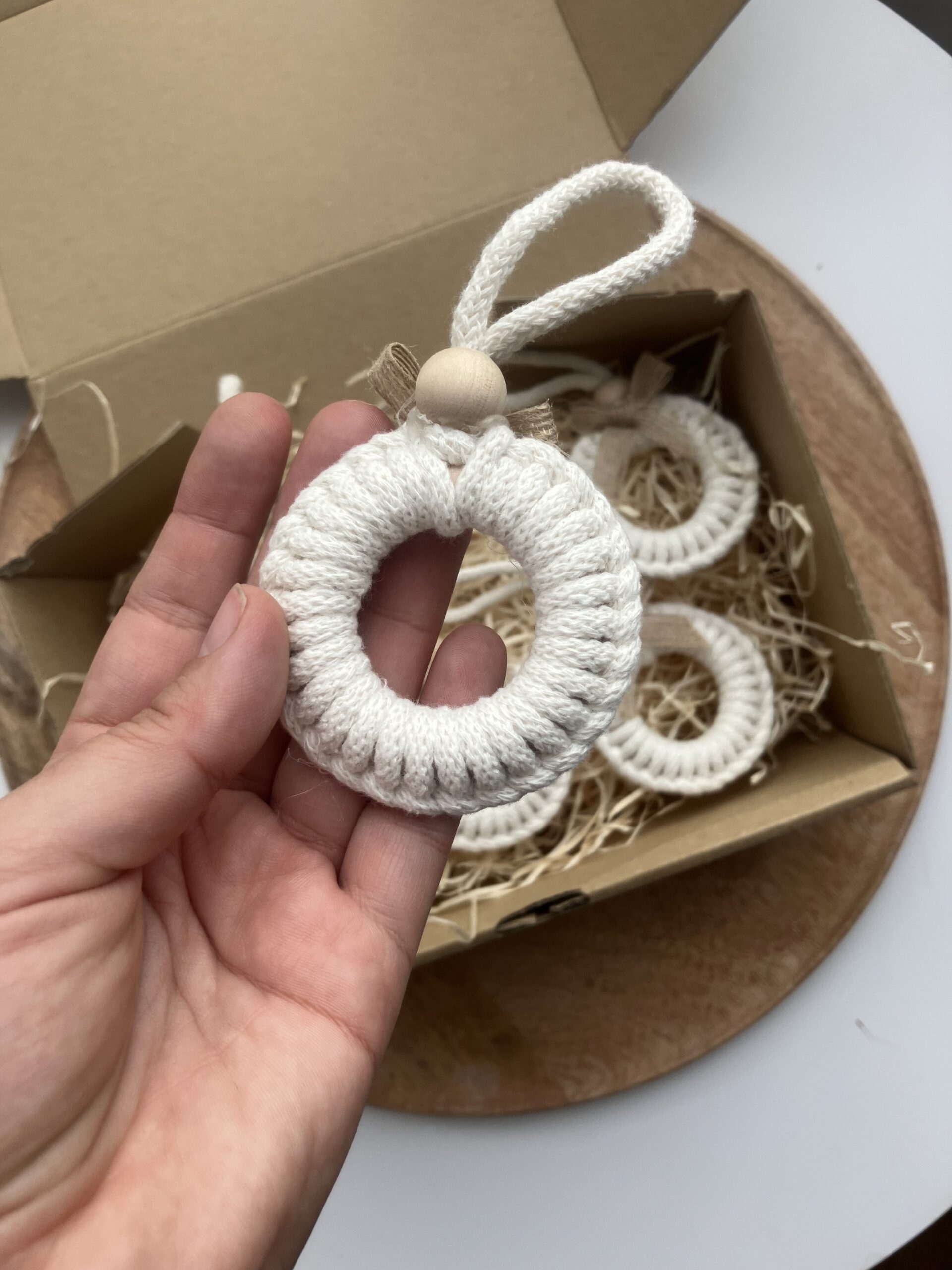 Zestaw 6 makramowych ozdób świątecznych w stylu boho i farmhouse – ręcznie wykonane, naturalne kolory.