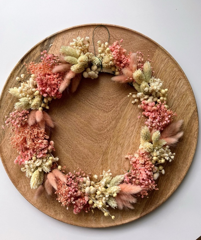 Ręcznie wykonany romantyczny wianek boho z suszonych traw w odcieniach różu na drewnianej bazie, dekoracja na drzwi, ścianę lub stół, idealny jako prezent lub subtelna ozdoba wnętrza.