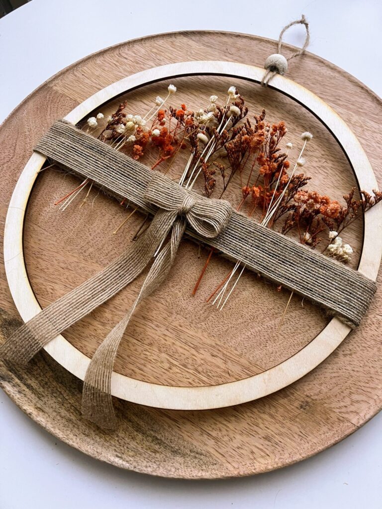 Ręcznie wykonany jesienny wianek boho z suszonych traw w odcieniach beżu i rudości na drewnianej sklejce, dekoracja na drzwi lub ścianę, idealny jako prezent lub jesienna ozdoba wnętrza.