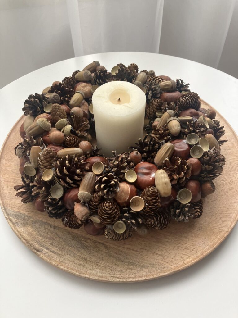 Ręcznie robiony wianek świąteczny z szyszek, żołędzi i kasztanów, naturalna dekoracja w stylu rustykalnym i skandynawskim, idealny na świąteczny stół, komodę lub jako prezent na Boże Narodzenie.