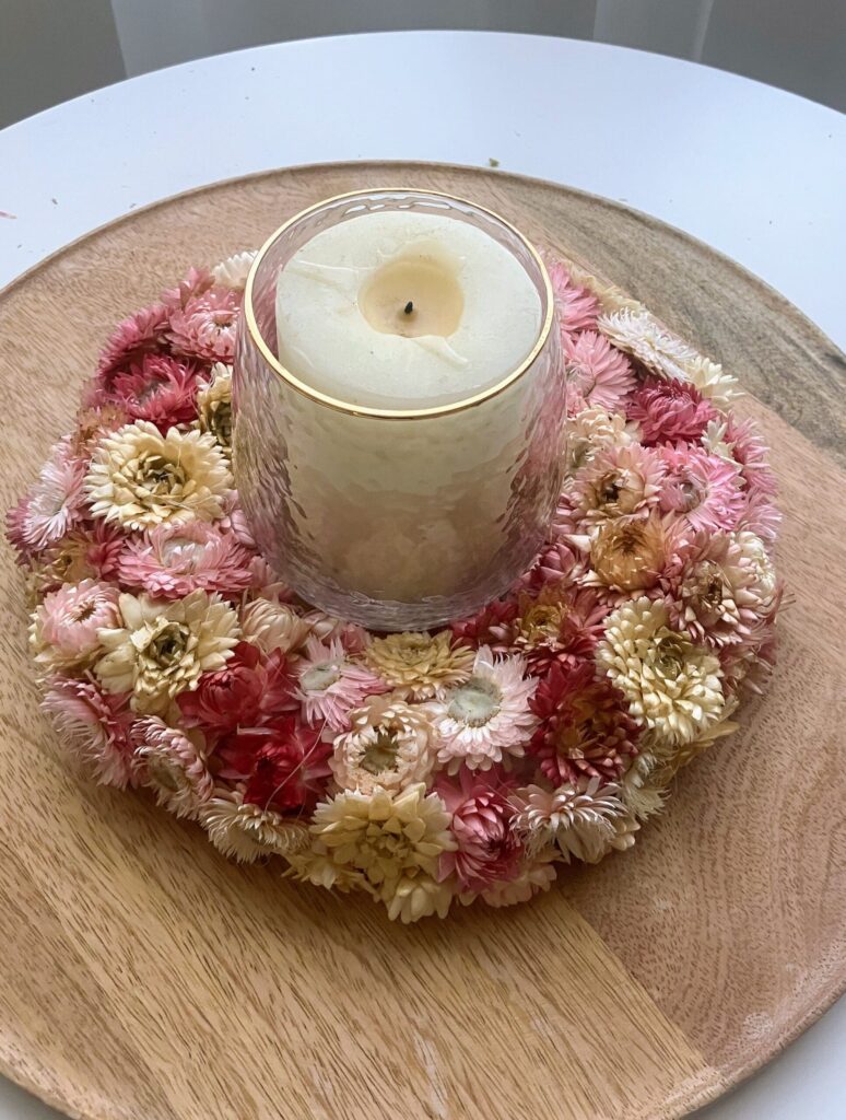 Ręcznie wykonany wianek z suszonej różowej kocanki, romantyczna dekoracja do domu, idealny na stół, drzwi lub jako prezent na święta, urodziny czy rocznicę.