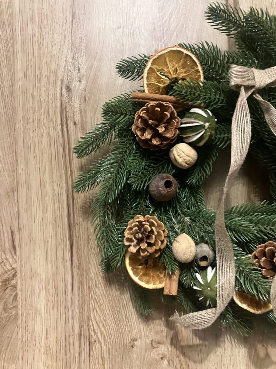 Wianek świąteczny z silikonową zielenią i naturalnymi dekoracjami