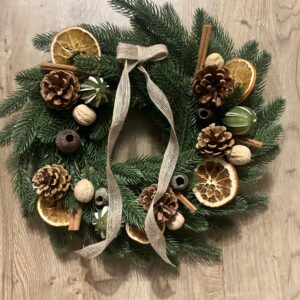 Rustykalny wianek świąteczny z pomarańczami, szyszkami i cynamonem