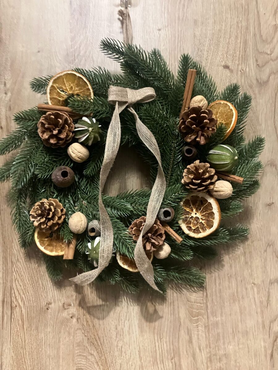 Rustykalny wianek świąteczny z pomarańczami, szyszkami i cynamonem
