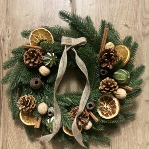 Wianek świąteczny z orzechami, naturalnymi dodatkami i jutową kokardą