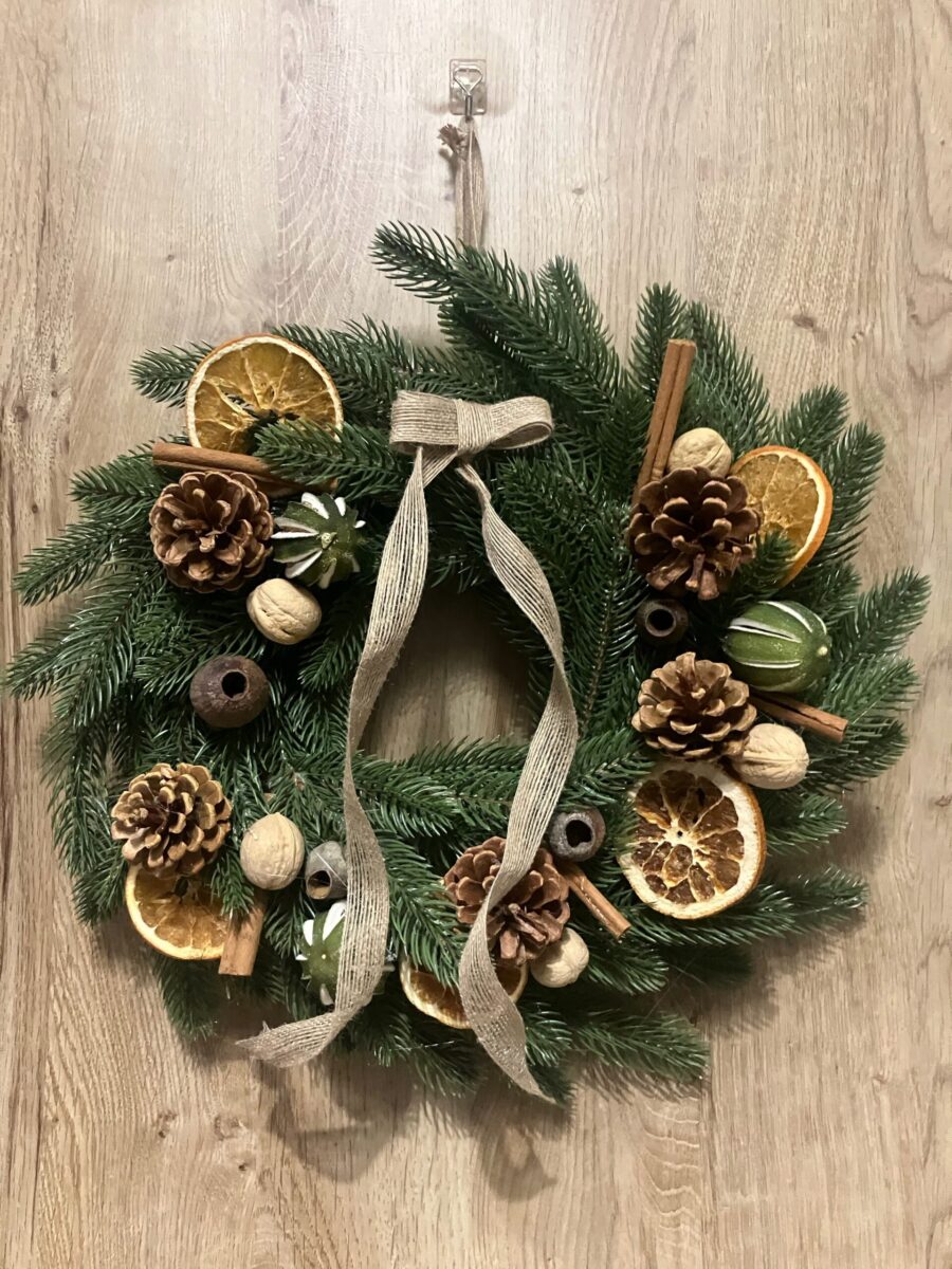 Wianek świąteczny z orzechami, naturalnymi dodatkami i jutową kokardą
