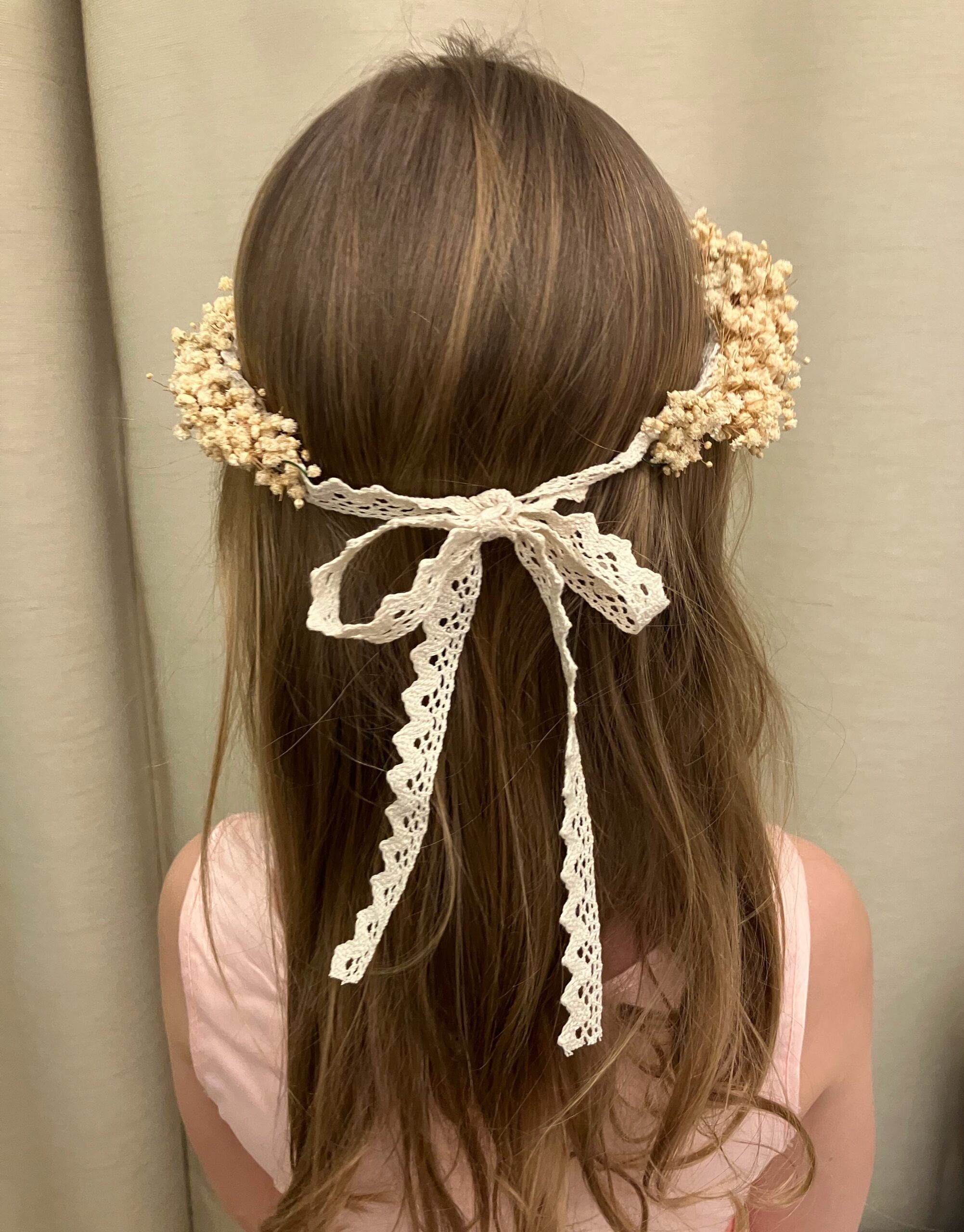 Wianek ze stabilizowanej białej gipsówki w beżowych odcieniach, delikatna korona kwiatowa na ślub, komunię i sesję zdjęciową.