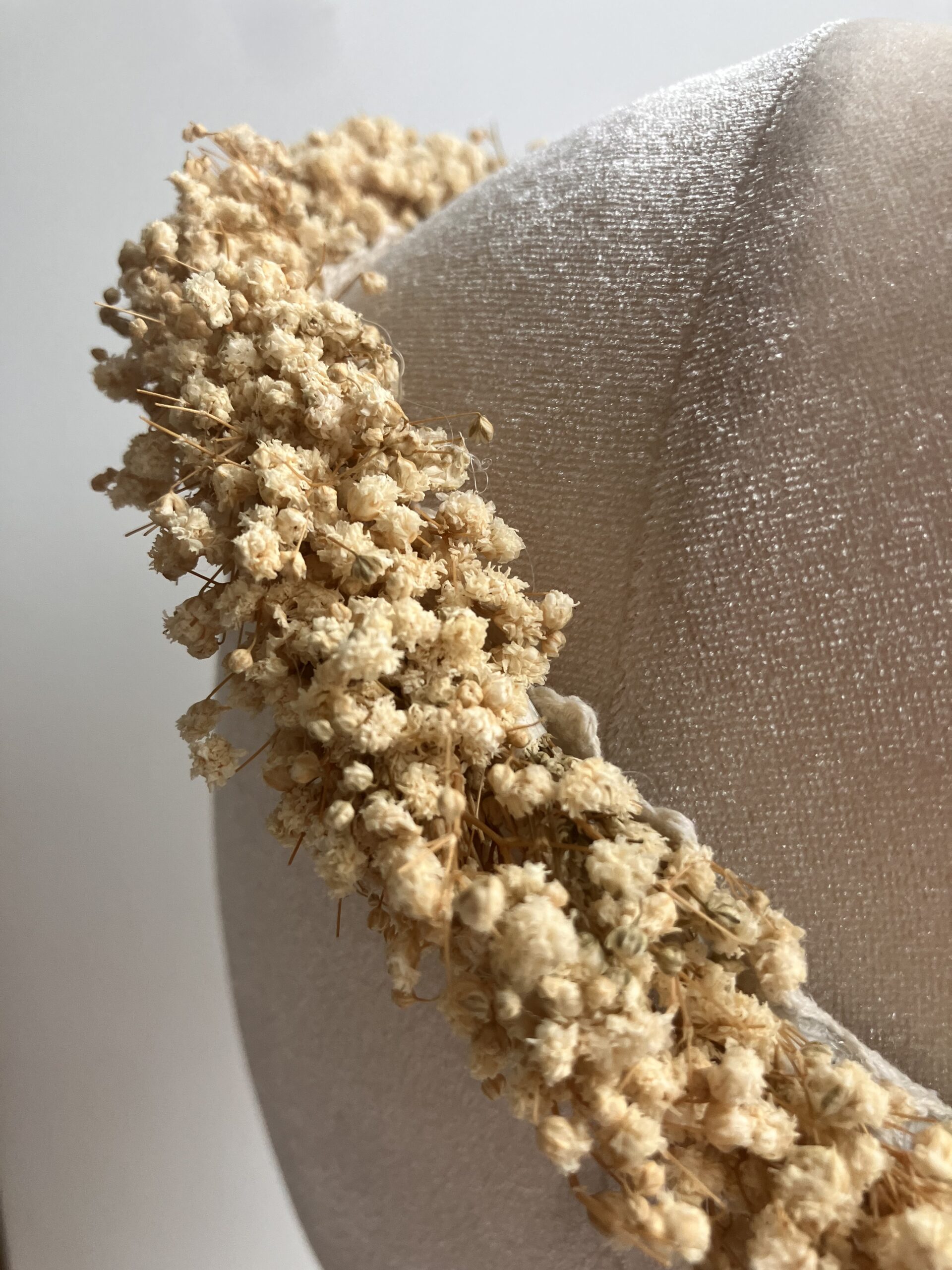 Wianek na głowę ze stabilizowanej gipsówki - obrazek 5