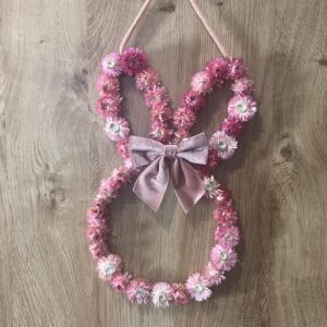 Różowy wianek wielkanocny w kształcie królika