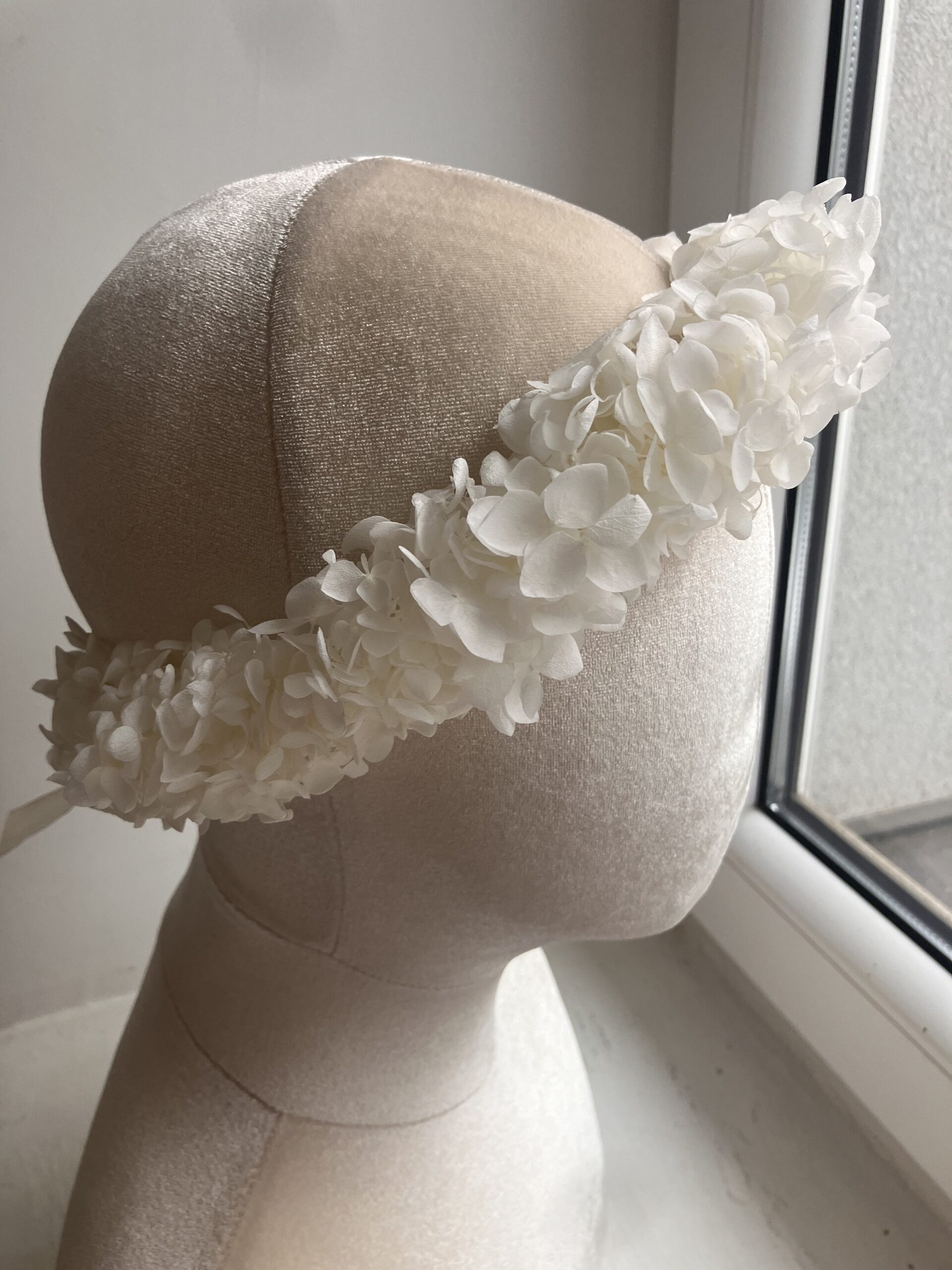 Wianek z białej hortensji stabilizowanej na głowę, elegancki dodatek ślubny
