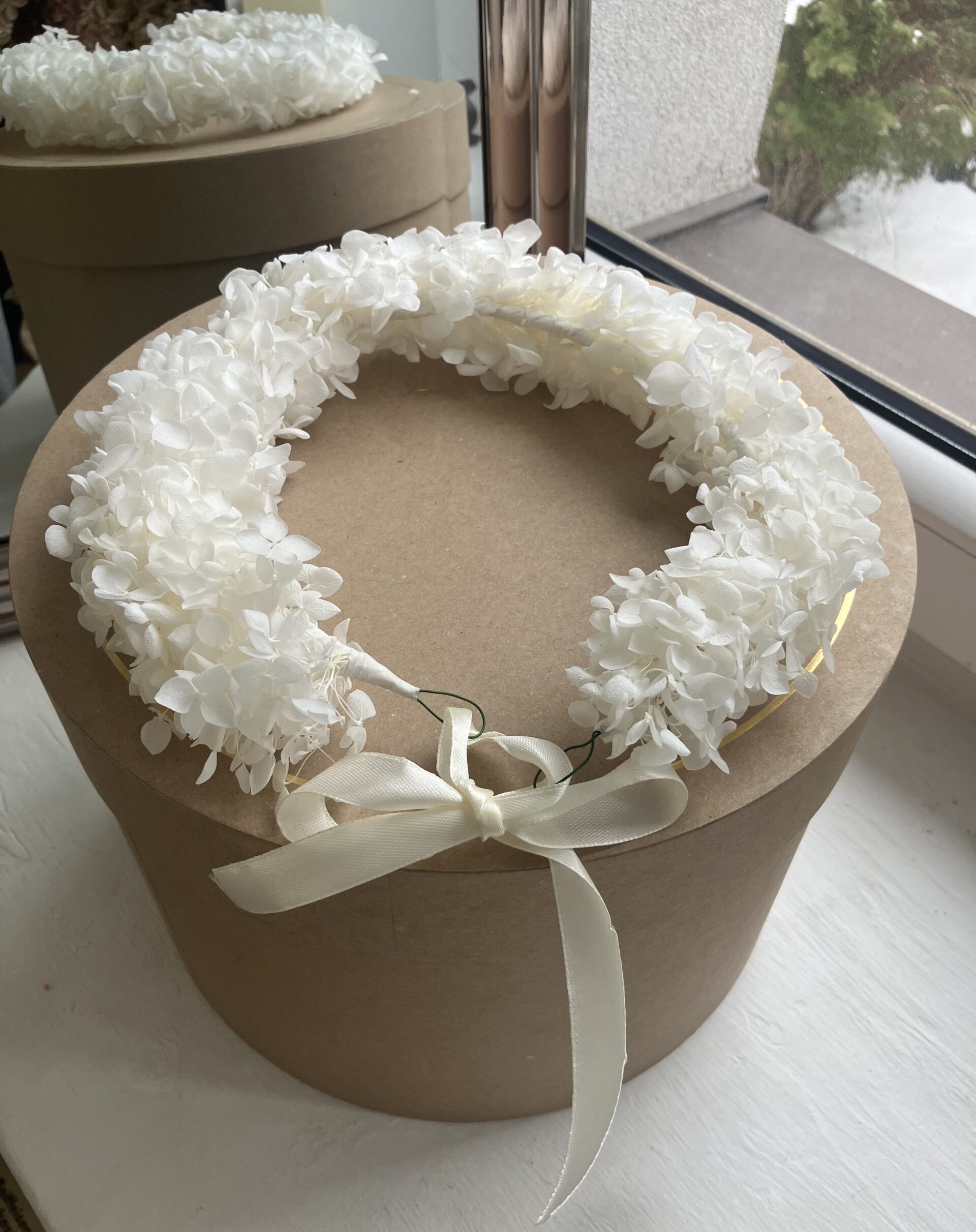 Wianek na głowę z białej hortensji stabilizowanej ręcznie wykonany