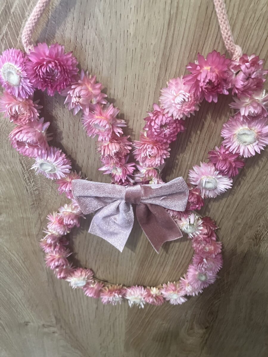 Ręcznie wykonany wianek wielkanocny w kształcie królika z różowych i kremowych suszonych kwiatów