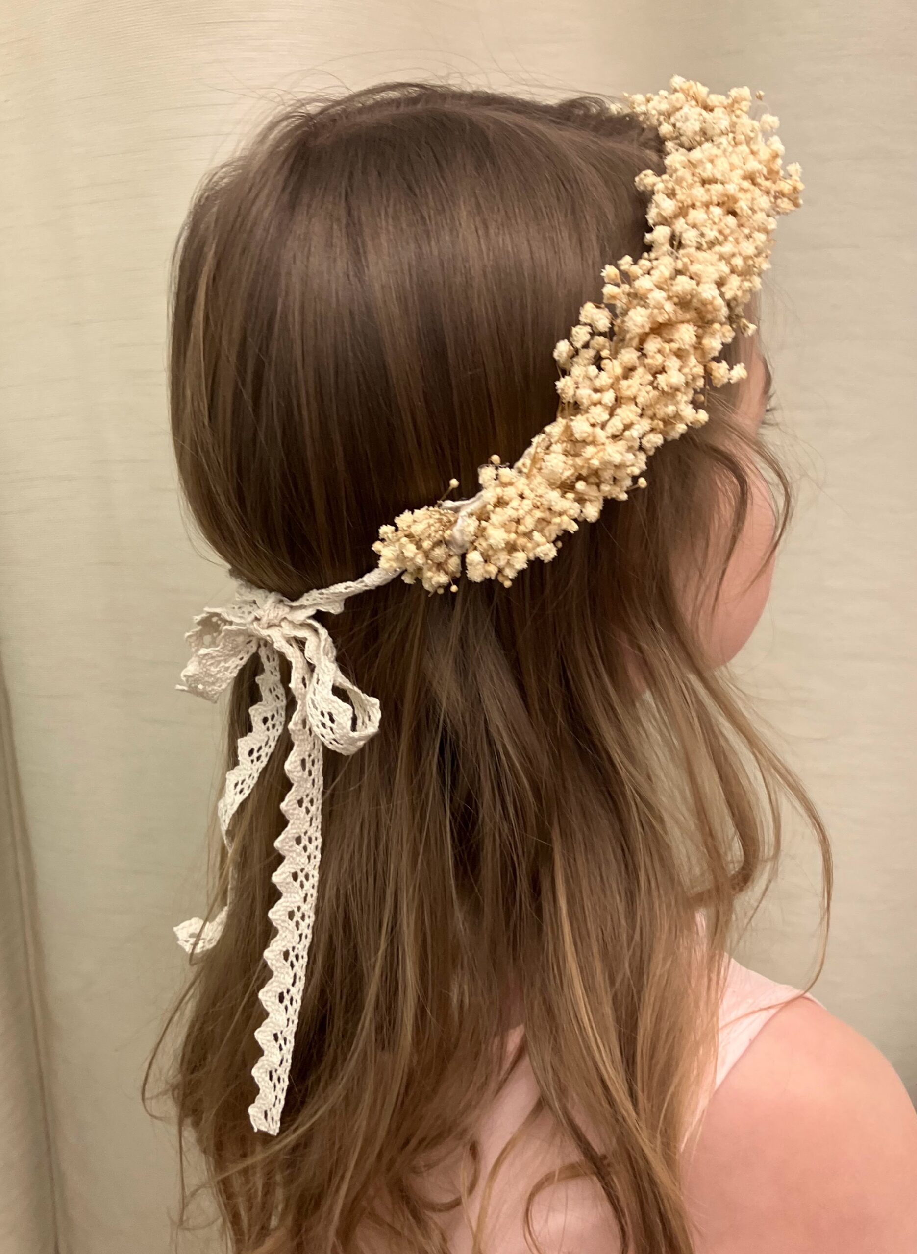 Subtelny wianek kwiatowy ze stabilizowanej gipsówki, naturalna ozdoba na głowę na wesele, komunię i uroczystości rodzinne.