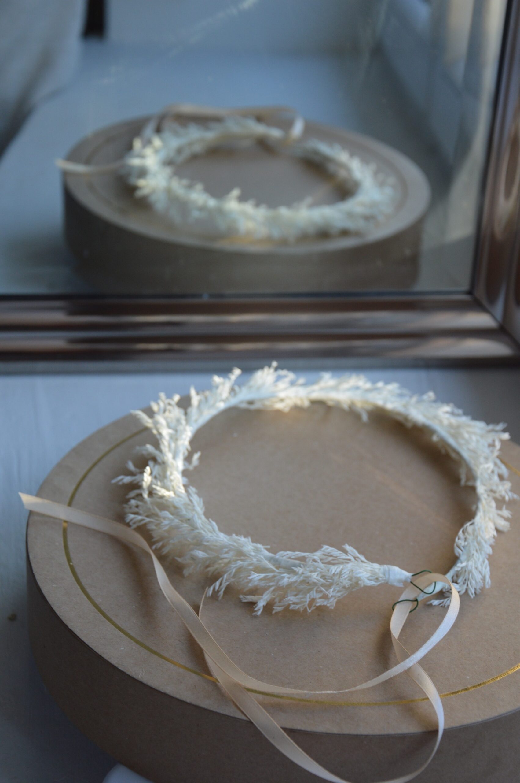 Biały suszony wianek na głowę