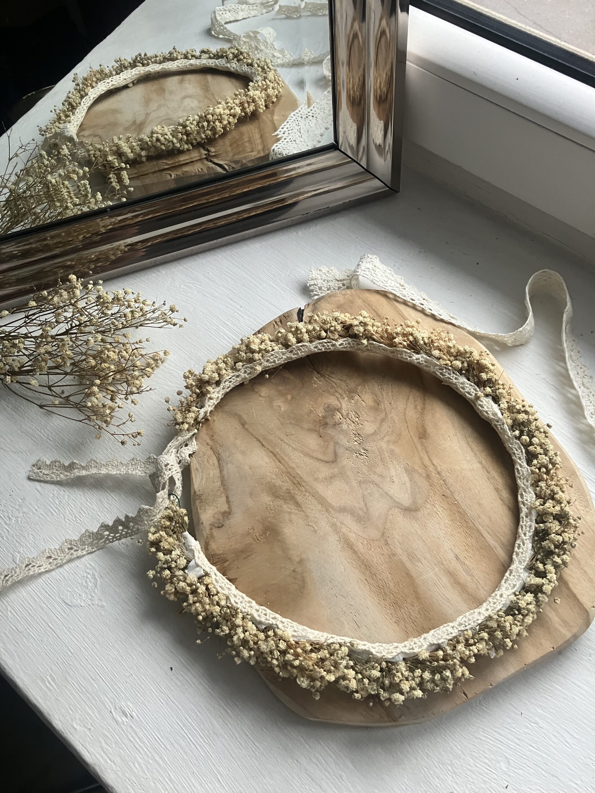 Delikatny wianek z stabilizowanej gipsówki w beżowych odcieniach – ponadczasowa ozdoba dla panien młodych i gości weselnych. Idealny do fotografii i stylizacji boho.