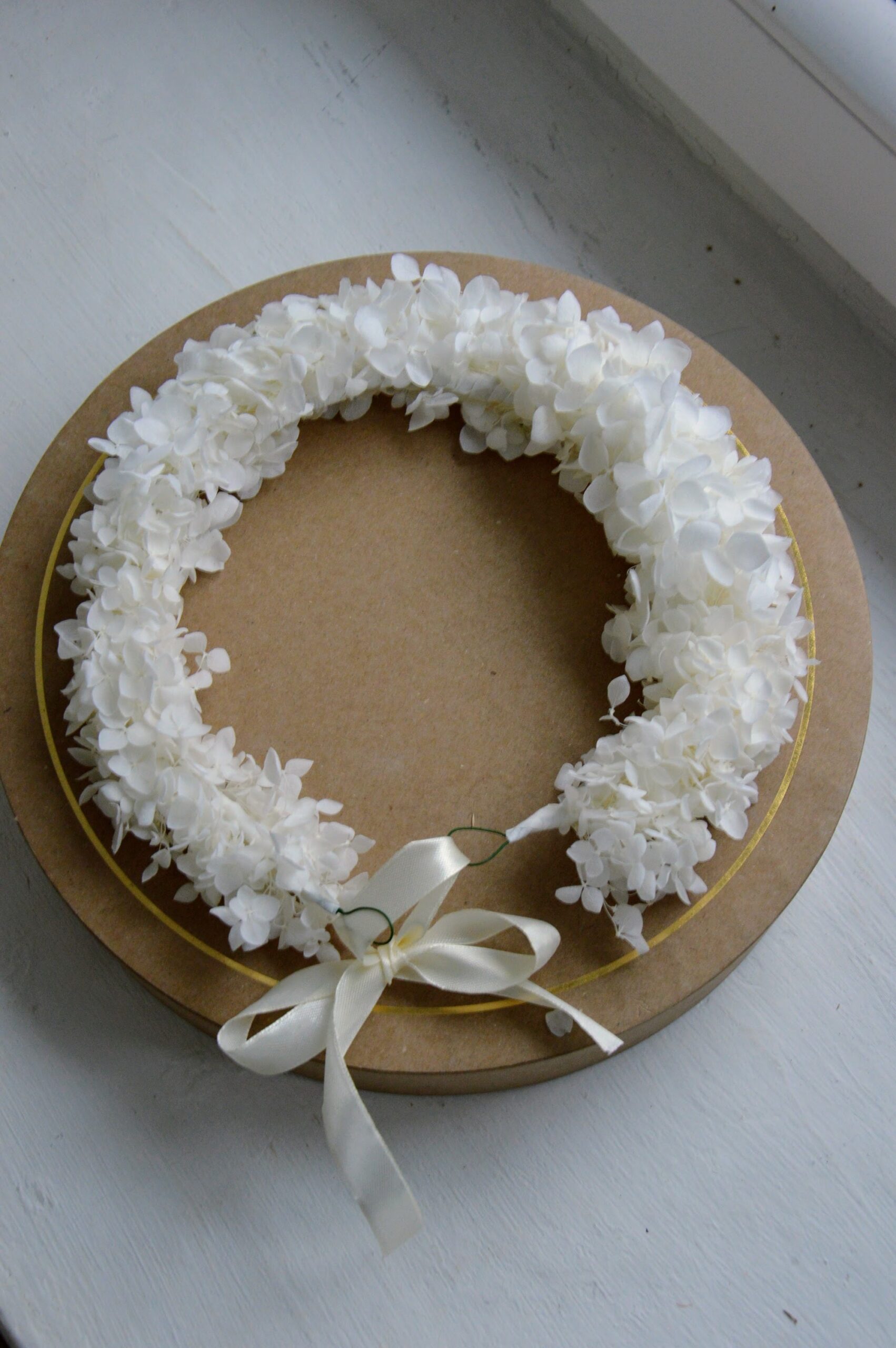 Subtelny wianek z białej hortensji stabilizowanej na wyjątkowe okazje
