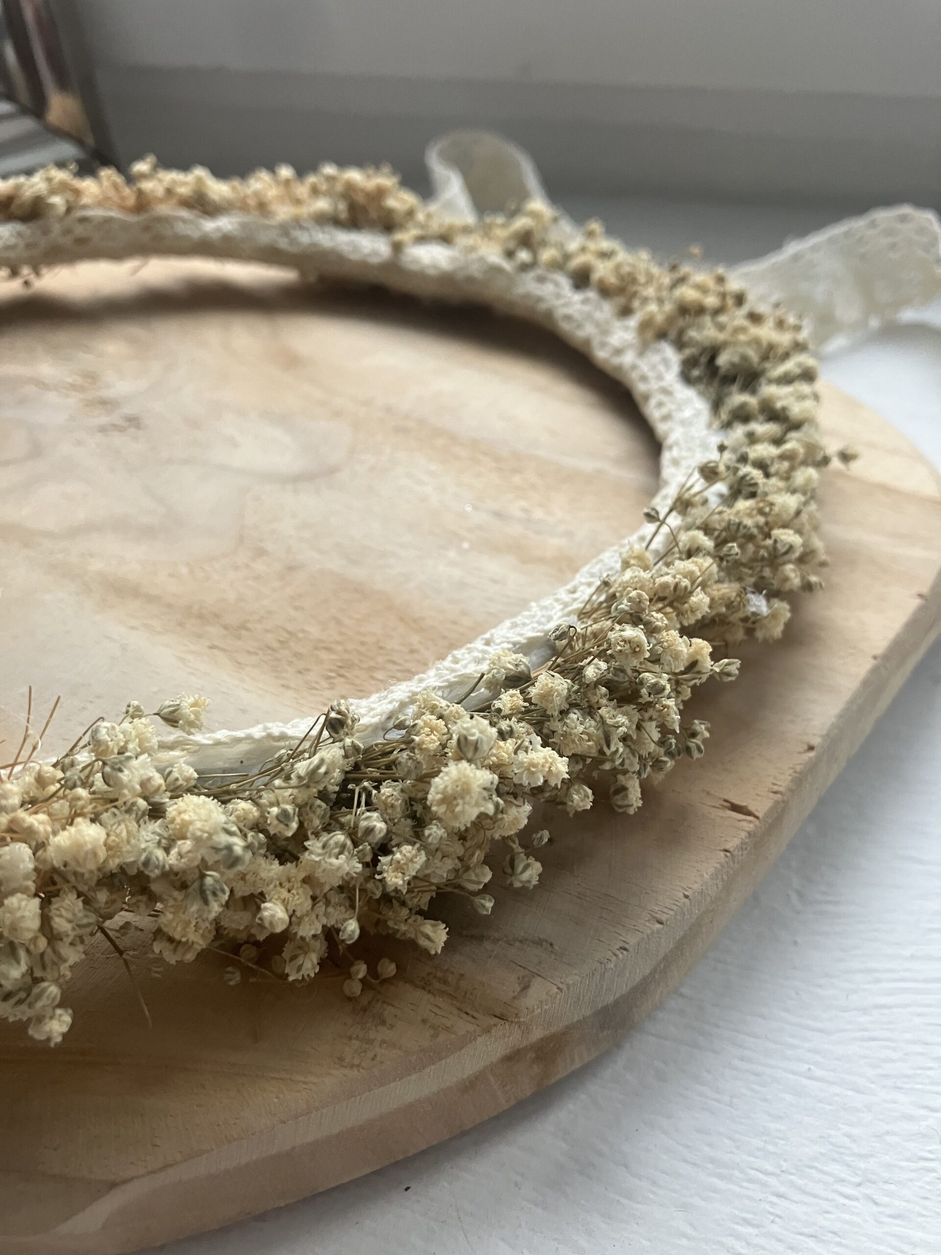 Ręcznie wykonany wianek z beżowej stabilizowanej gipsówki. Delikatna, trwała ozdoba na śluby, sesje zdjęciowe i stylizacje boho.