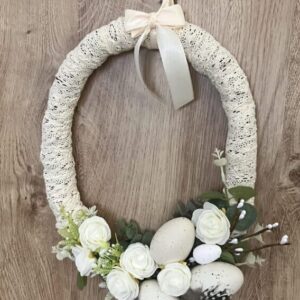 Kremowy wianek wielkanocny handmade z jajkami, kwiatami i zielenią