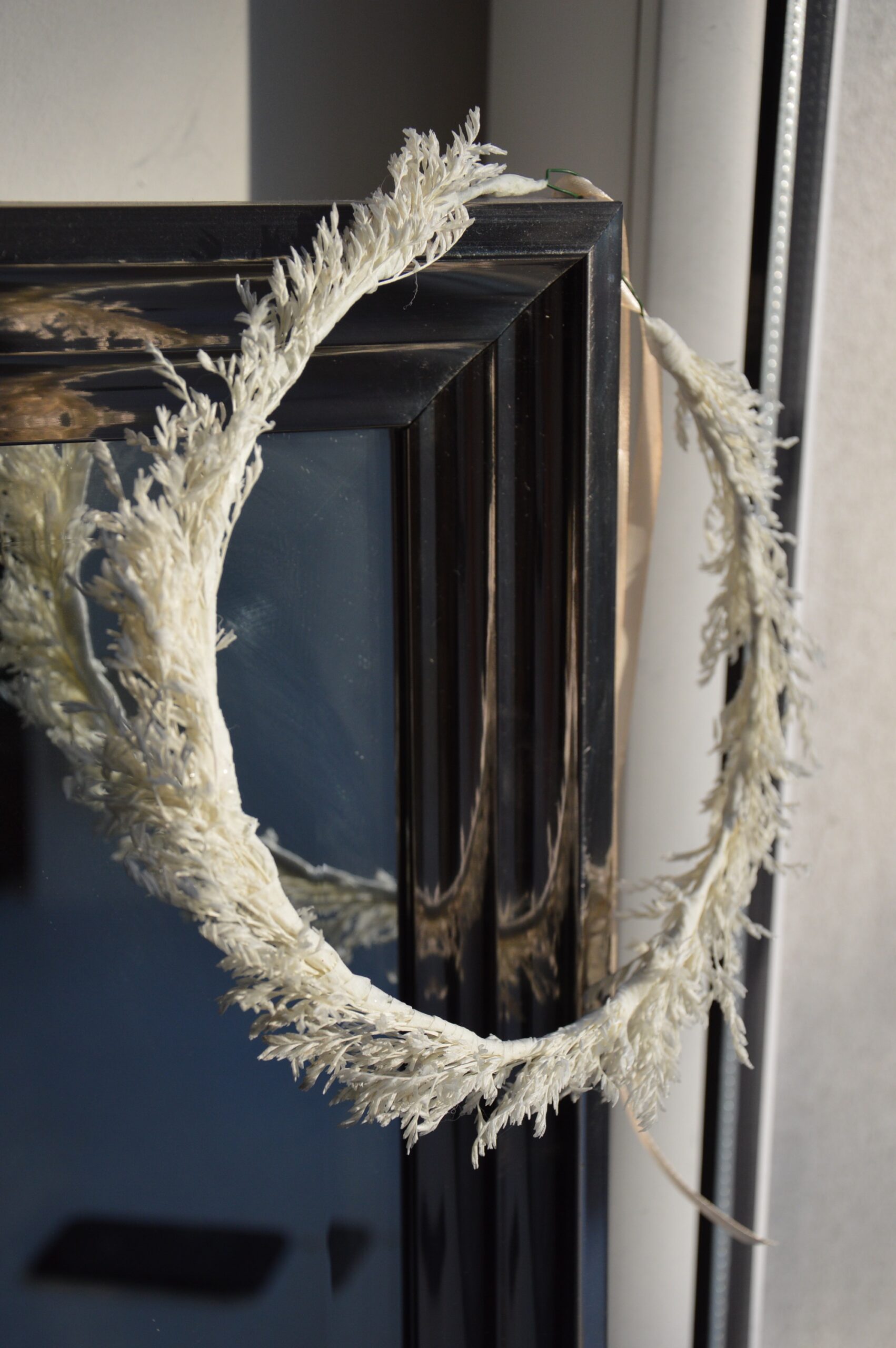 Biały suszony wianek na głowę - obrazek 3