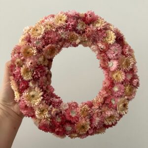Ręcznie wykonany wianek z suszonych kwiatów w odcieniach różu