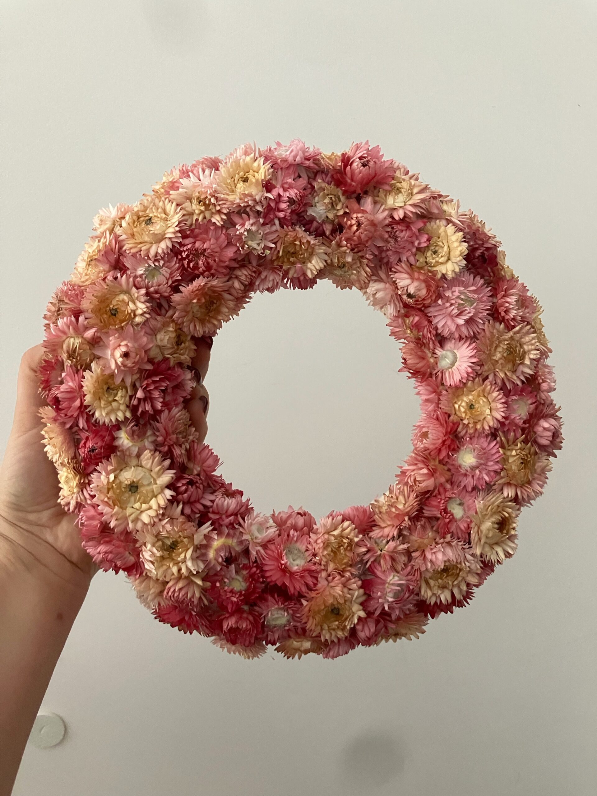 Ręcznie wykonany wianek z suszonych kwiatów w odcieniach różu