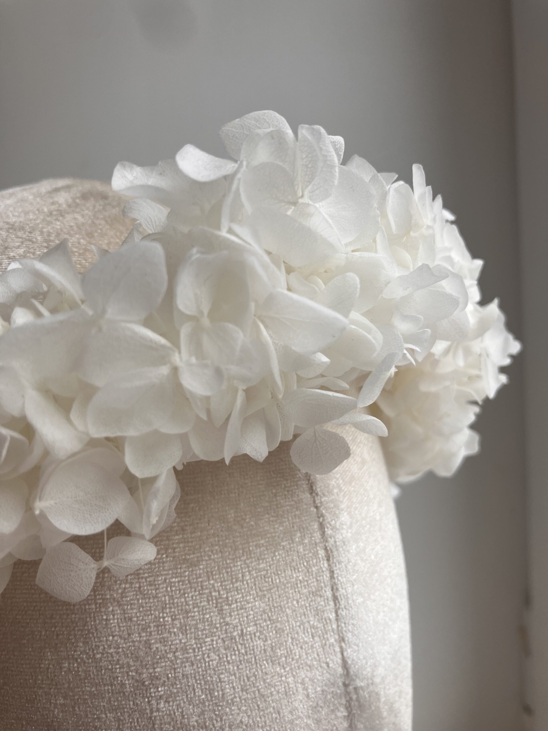 Romantyczny wianek z naturalnej białej hortensji stabilizowanej