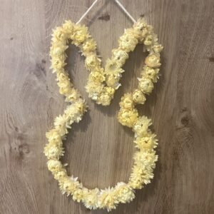 wianek wielkanocny w kształcie królika z suszonych kwiatów, dekoracja na drzwi