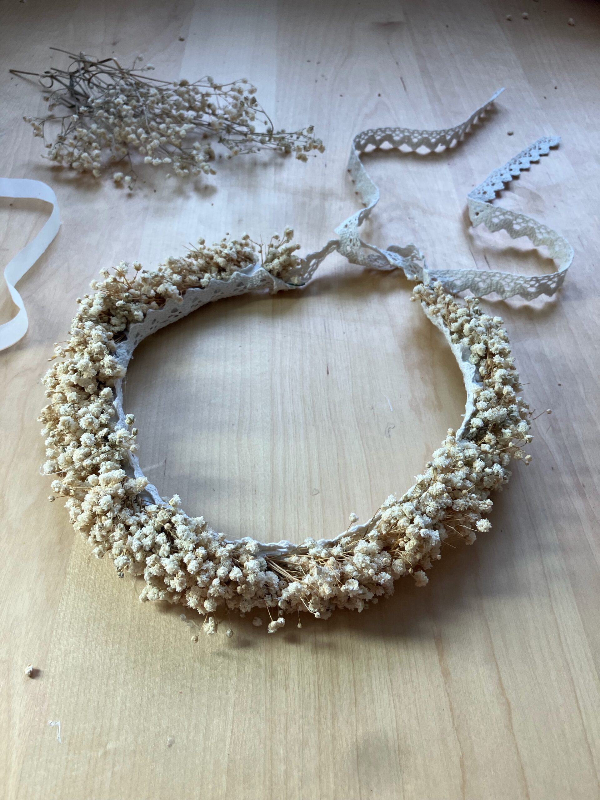 Ręcznie wykonany wianek z beżowej gipsówki stabilizowanej, lekka i romantyczna ozdoba na głowę dla dziewczynki i kobiety.