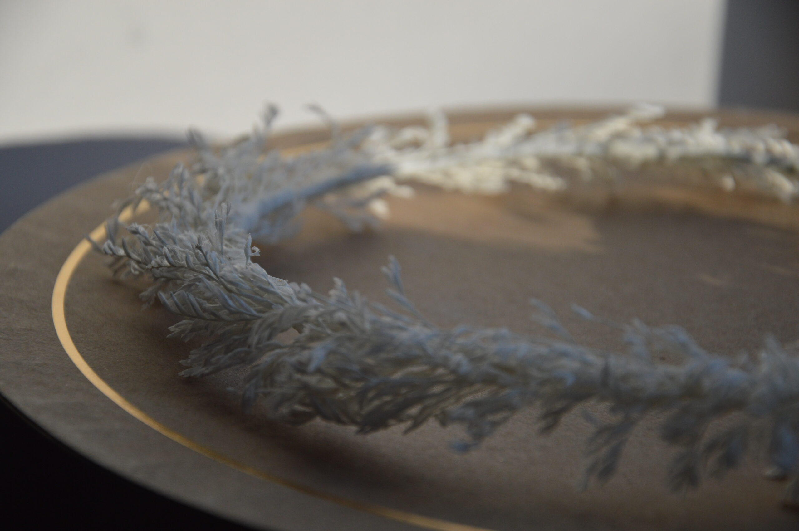 Biały suszony wianek na głowę - obrazek 4