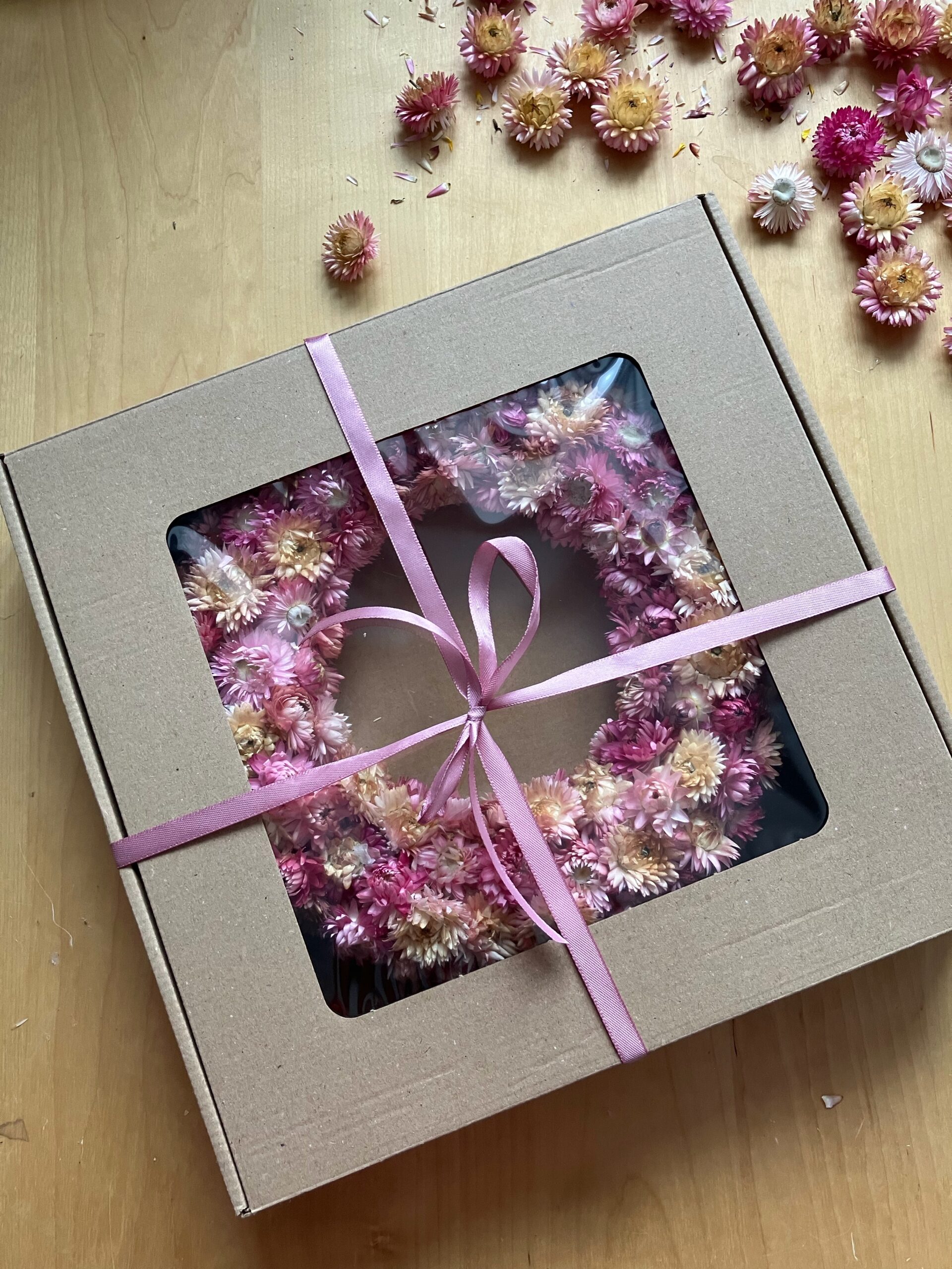 Naturalny wianek dekoracyjny z suszonych kwiatów na drzwi