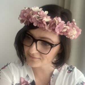 Kwiatowy wianek na sesję zdjęciową z satynową wstążką