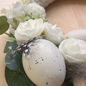 Wiosenny wianek na drzwi z dekoracyjnymi jajkami i kwiatami