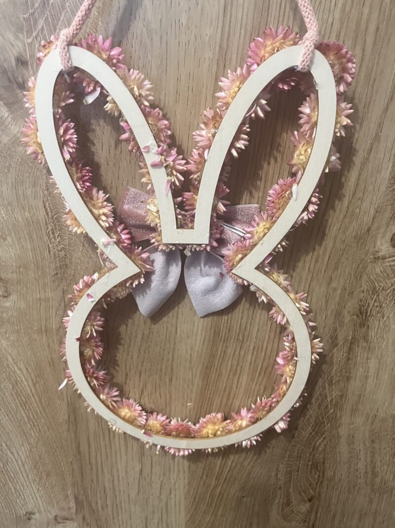 Wianek w kształcie królika z różowych suszonych kwiatów, wiosenna dekoracja wnętrza