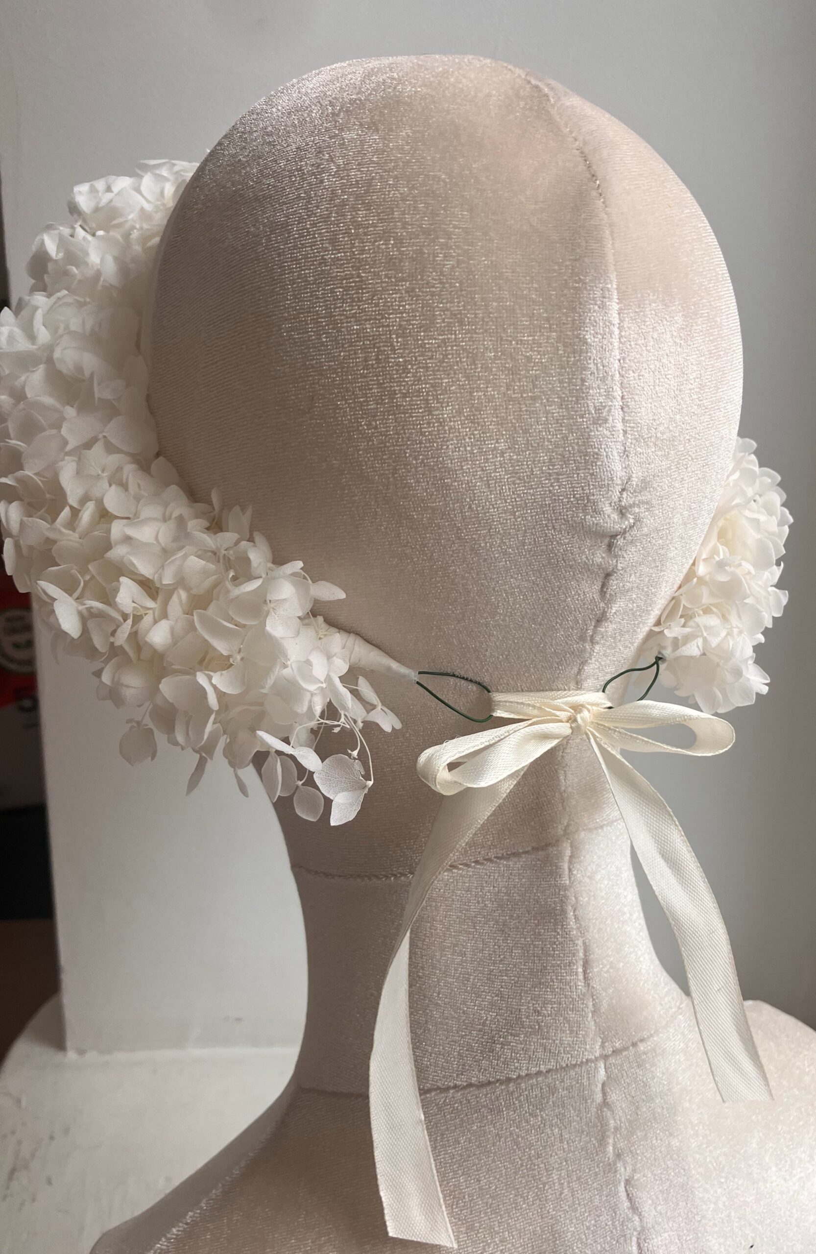 Minimalistyczny wianek boho z białej hortensji stabilizowanej