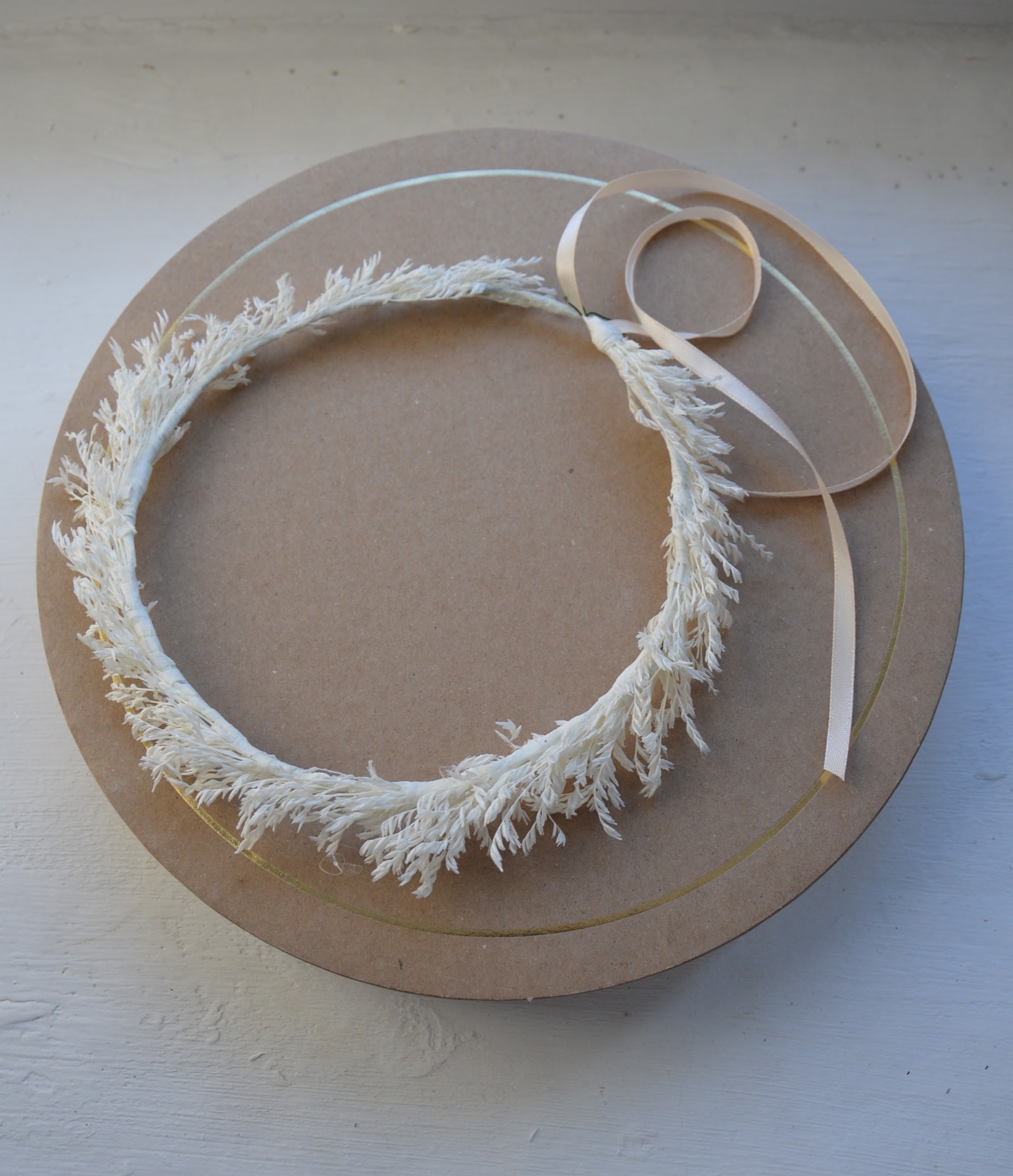 Biały suszony wianek na głowę - obrazek 2