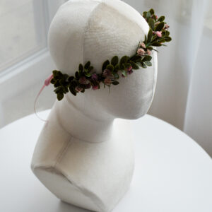 Ręcznie robiony wianek kwiatowy z regulacją i delikatną zielenią