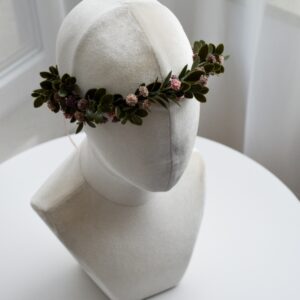 Ręcznie robiony wianek kwiatowy z regulacją i delikatną zielenią