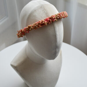 Różowy wianek z kwiatów gipsówki na jasnym tle, idealny do romantycznych stylizacji.