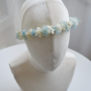 wianek komunijny z suszonych kwiatów biało niebieski boho