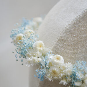 delikatna opaska komunijna dla dziewczynki białe i niebieskie kwiaty