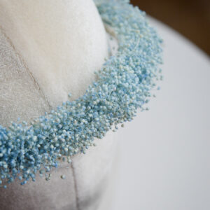 Opaska do włosów z niebieskiej gipsówki, lekka i ręcznie robiona ozdoba boho.