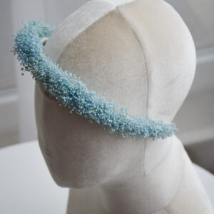 Niebieska opaska z gipsówki, delikatna opaska kwiatowa dla druhny lub dziewczynki sypiącej kwiaty.