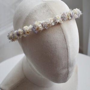 Romantyczna biało-lawendowa opaska z suszonych kwiatów na ślub lub wieczór panieński.