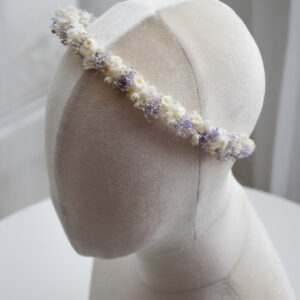 Opaska boho z białych i lawendowych suszonych kwiatów na ślub lub sesję zdjęciową.