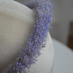 Opaska do włosów z fioletowej gipsówki, ręcznie robiona ozdoba w stylu boho.