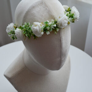Biały wianek komunijny na głowę z delikatnych kwiatów i zieleni